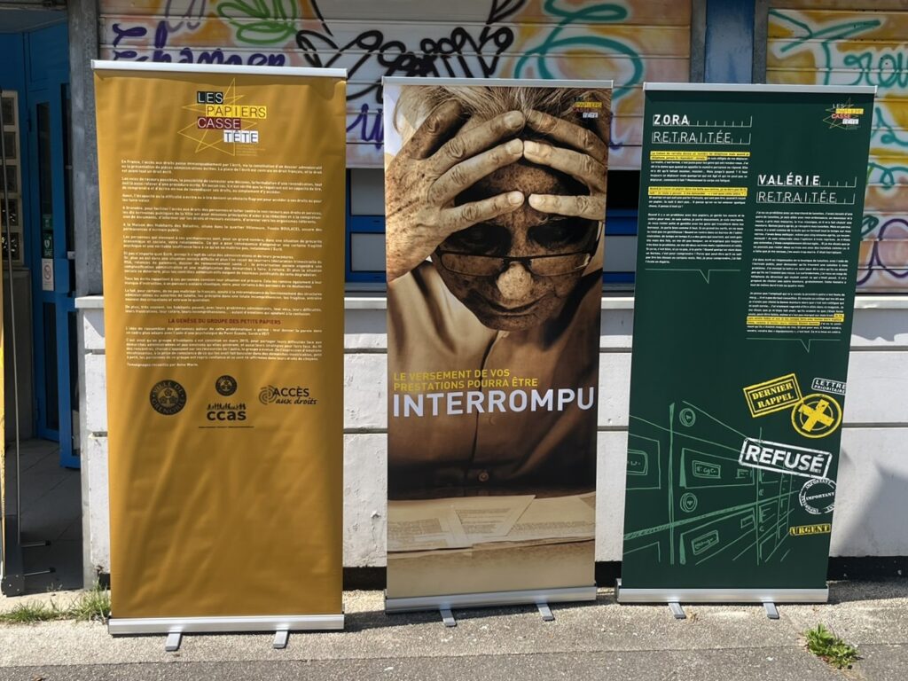 Les kakémonos de l’exposition « Les papiers casse-tête » devant la Maison des Habitant·es Les Baladins
