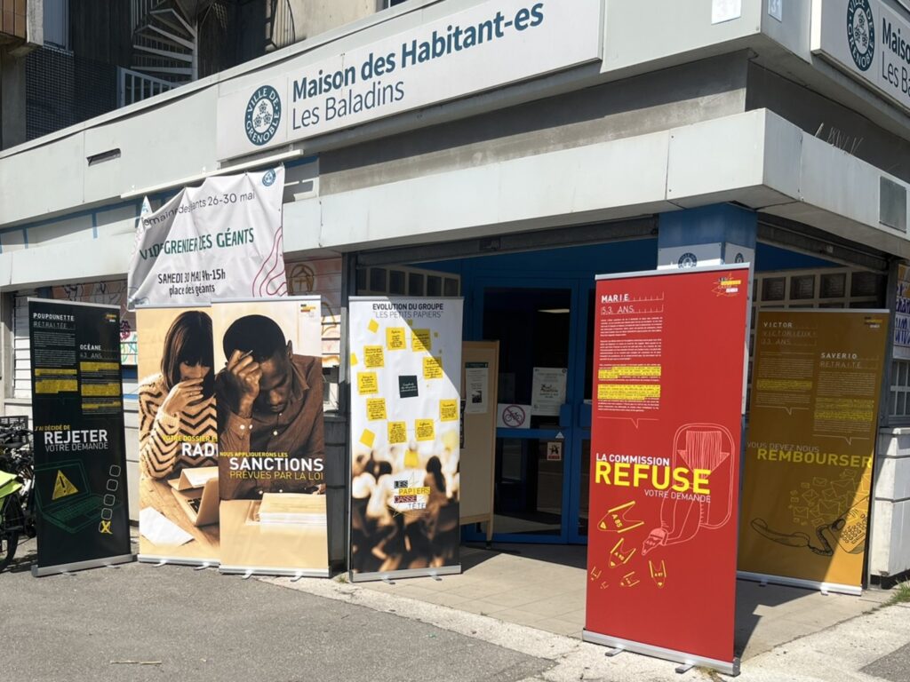 Les kakémonos de l’exposition « Les papiers casse-tête » devant la Maison des Habitant·es Les Baladins