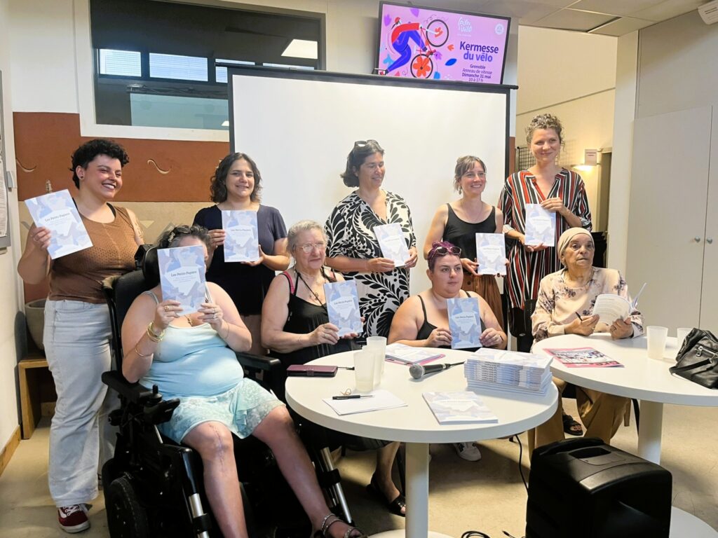 Le Collectif Les Petits Papiers accompagné de Swan, écrivaine publique de la maison des Habitants Les Baladins, Chloé Pantel, adjointe à la maire en charge de l'action sociale et vice-présidente du CCAS, Cécile Cenatiempo maire adjointe du secteur 6, Clémence Floris, graphiste-photographe, et Alice raconte, carnettiste-illustratrice, lors de la présentation du livre Les Petits Papiers, Récit d’une résistance collective face aux violences administratives.