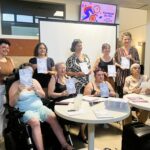Le Collectif Les Petits Papiers accompagné de Swan, écrivaine publique de la maison des Habitants Les Baladins, Chloé Pantel, adjointe à la maire en charge de l'action sociale et vice-présidente du CCAS, Cécile Cenatiempo maire adjointe du secteur 6, Clémence Floris, graphiste-photographe, et Alice raconte, carnettiste-illustratrice, lors de la présentation du livre Les Petits Papiers, Récit d’une résistance collective face aux violences administratives.