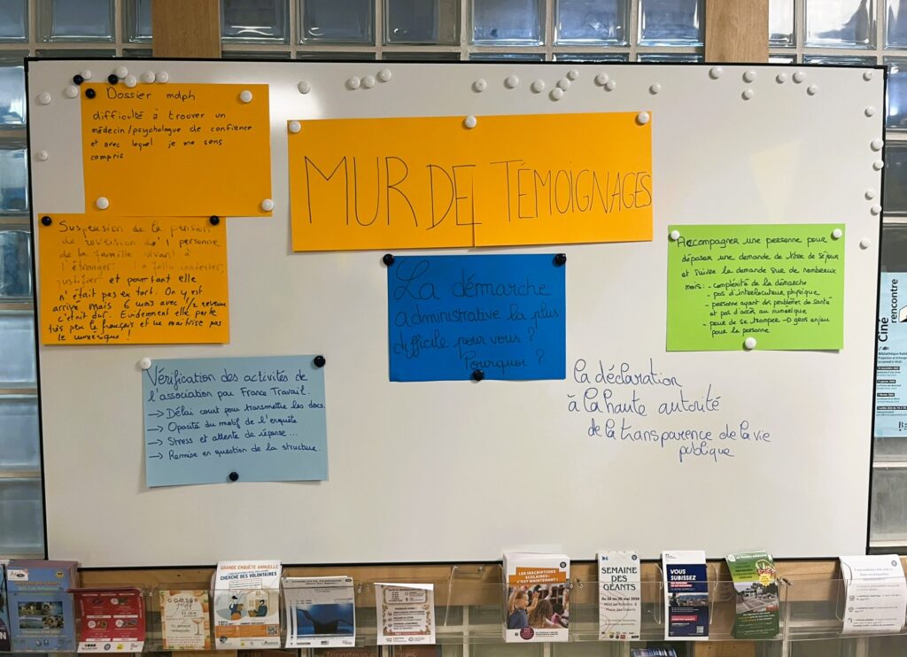Mur de témoignages sur la thématique : « La démarche administrative la plus difficile pour vous ? ». Cinq témoignages ont été affichés sur un tableau blanc.